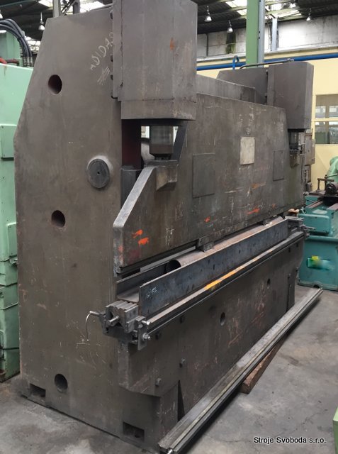 Lis ohraňovací hydraulický LE 100/3000 (Ohranovaci lis LE 100-3000 - GEFI Gyor Hydraulic press brake (1).JPG)